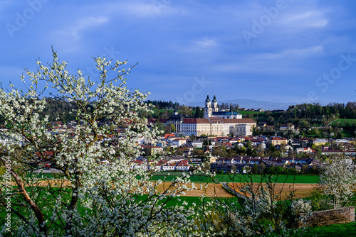 Frühlingsblick auf das Stift St. Florian in Oberösterreich mit Blütenzauber