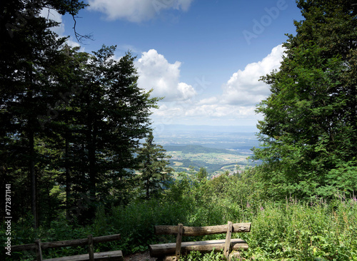 Schauinsland über Freiburg im Breisgau in Baden-Württemberg. Circular hiking trail around the station. Western flank, the view over the northern Black Forest, the Rhine plain and into the Vosges