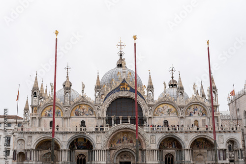 Dome and statues of the Basilica of Venice © ANGEL LARA FOTO