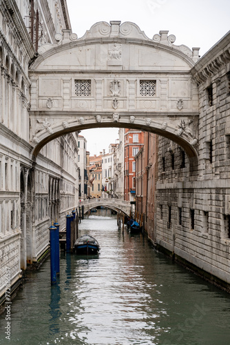 Whispering Bridge in Venice with no one with gondolas © ANGEL LARA FOTO