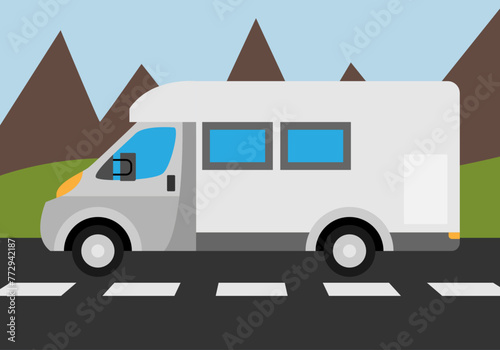 Autocaravana circulando por una carretera de montaña.