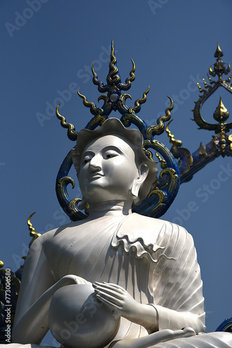 Tempel mit Buddhastatue in Chonburi Thailand