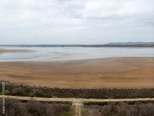 paisaje de la laguna de fuente de piedra en un día lluvioso y gris, Andalucía