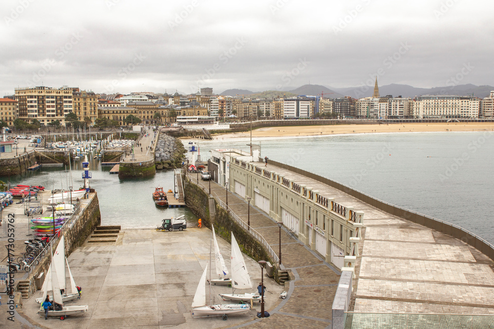 Obraz premium Embankment of the port of San Sebastian, Spain. View of Concha Beach