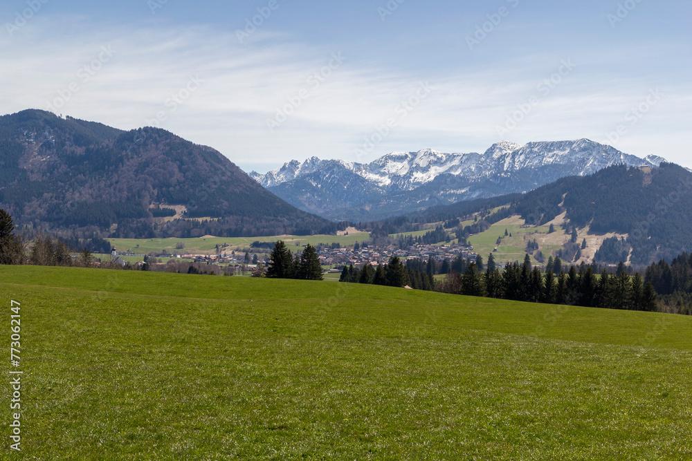 atemberaubendes Panorama über dem Tal von Buching bei Halblech im Schwangau. Im Hintergrund ist die große Klammspitze zu sehen.