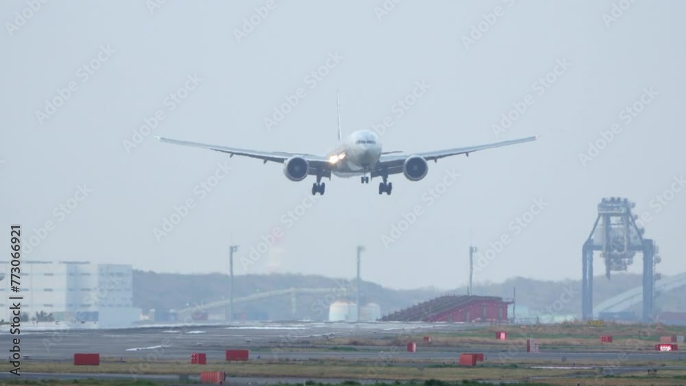 強風横風で着陸する旅客機 強風横風で着陸する旅客機