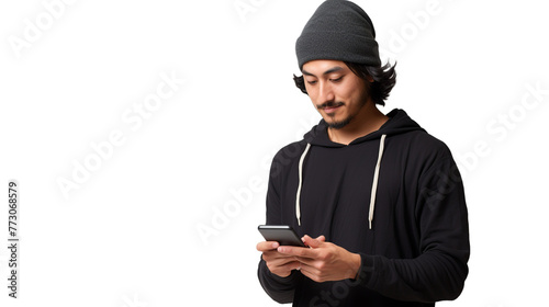 Joven asiático con gorro mirando el móvil sobre fondo transparente