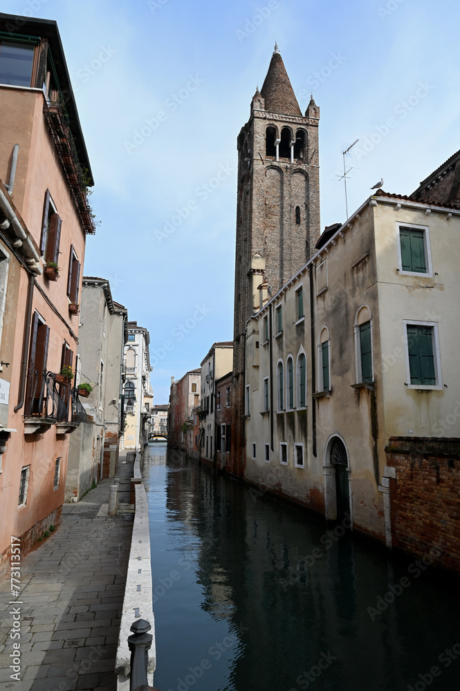 Canal de Venise avec le clocher d'une église