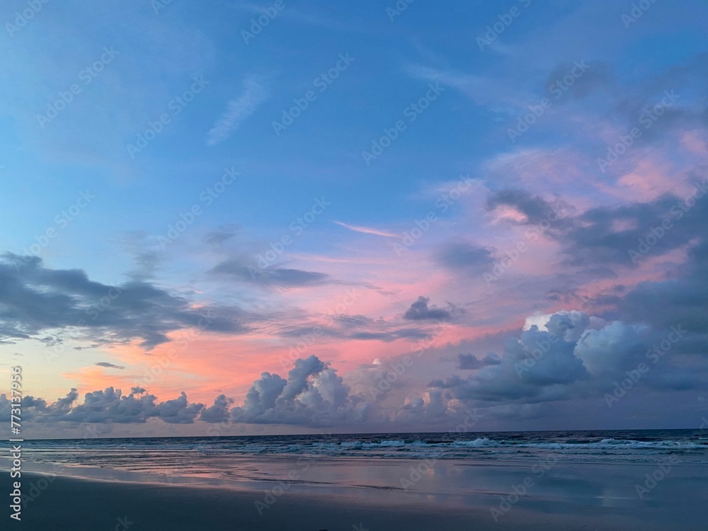 Fototapeta premium Tranquil beach scene with a stunning sunset sky