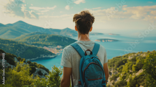 Homem com mochila nas costas nas montanhas olhando uma linda paisagem photo