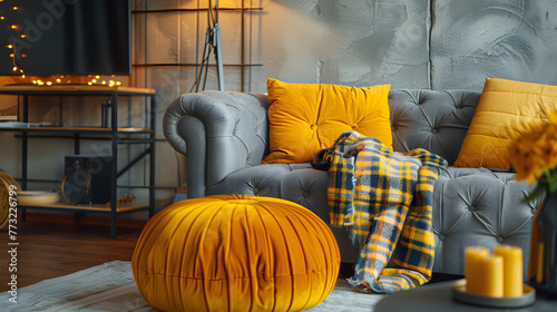 Conception de salon loft moderne : un havre de paix sophistiqué avec un canapé capitonné gris, des oreillers jaunes, des accents à carreaux, un pouf jaune vif et un mur en béton photo