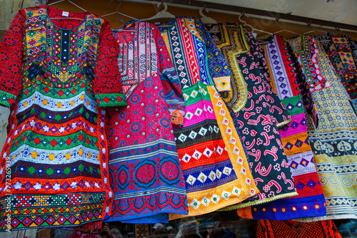 Foto Traditional pakistani female clothes, embroidered dress.
