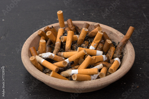 ausgedrückte Zigaretten im Aschenbecher, Racucher, Rauchen, Gesundheit