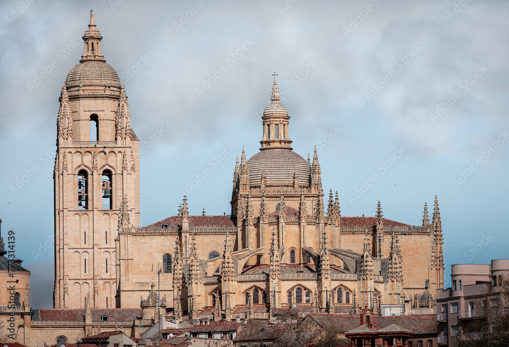 Catedral de Segovia, de estilo gótico  y renacentista construida entre los siglos XVI y XVIII.
Segovia Cathedral, Gothic and Renaissance style built between the 16th and 18th centuries.
