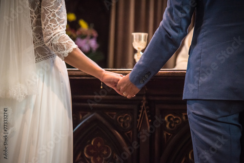 Mariage à l'église - les mains du couple