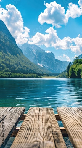 Table en bois, arrière-plan sur fond flou de lac et de montagnes, image avec espace pour texte. © David Giraud