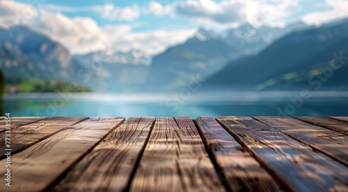 Table en bois, arrière-plan sur fond flou de lac et de montagnes, image avec espace pour texte.