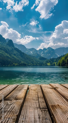 Table en bois, arrière-plan sur fond flou de lac et de montagnes, image avec espace pour texte.