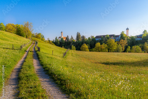 Weg zur Pfarrkirche und Kloster bei Beuerberg im Sommer