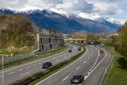 Autoroute entre les montagnes enneigées, en Valais, Suisse