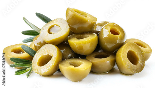 Geschnittene scheiben Oliven haufen isoliert auf weißen Hintergrund, Freisteller