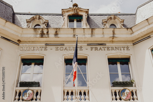 Liberté, égalité, fraternité sur la façade de la mairie