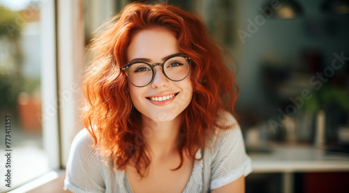 Portrait d'une belle femme aux cheveux roux portant des lunettes, heureuse et souriante, modèle de beauté.