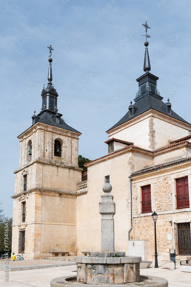 Vista del palacio Goyeneche y la iglesia en una plaza de Nuevo Baztán, Madrid, España.