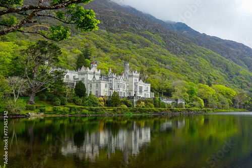 Reflejo de Historia y Naturaleza: La Abbey of Kylemore en el Corazón de Irlanda