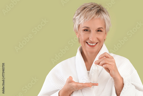 Mature woman with facial se...