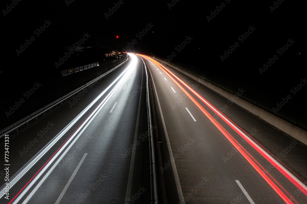 Autobahn bei Nacht mit Lichtspuren