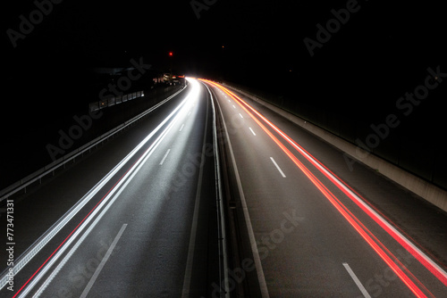 Autobahn bei Nacht mit Lichtspuren © Nol