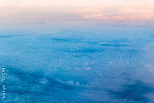 Formations de nuages au soleil couchant vues d avion au-dessus de la Su  de