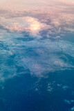 Formations de nuages au soleil couchant vues d'avion au-dessus de la Suède