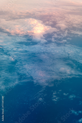 Formations de nuages au soleil couchant vues d'avion au-dessus de la Suède © Joachim Beauvilain