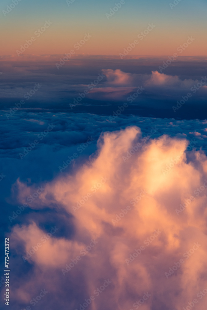Formations de nuages au soleil couchant vues d'avion au-dessus de la Suède Formations de nuages au soleil couchant vues d'avion au-dessus de la Suède