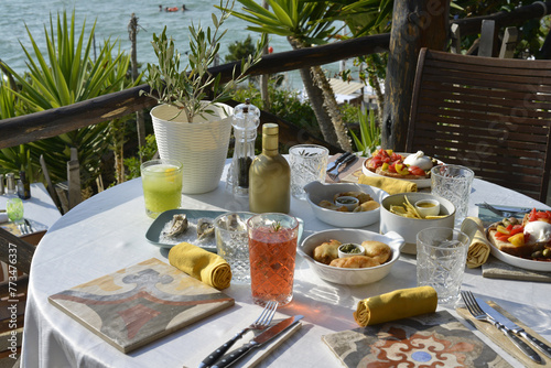 cocktail servito con un abbondante aperitivo servito in un bar in riva al mare