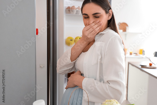 Young pregnant woman feelin...