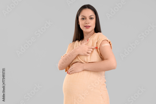 Young pregnant woman with m...