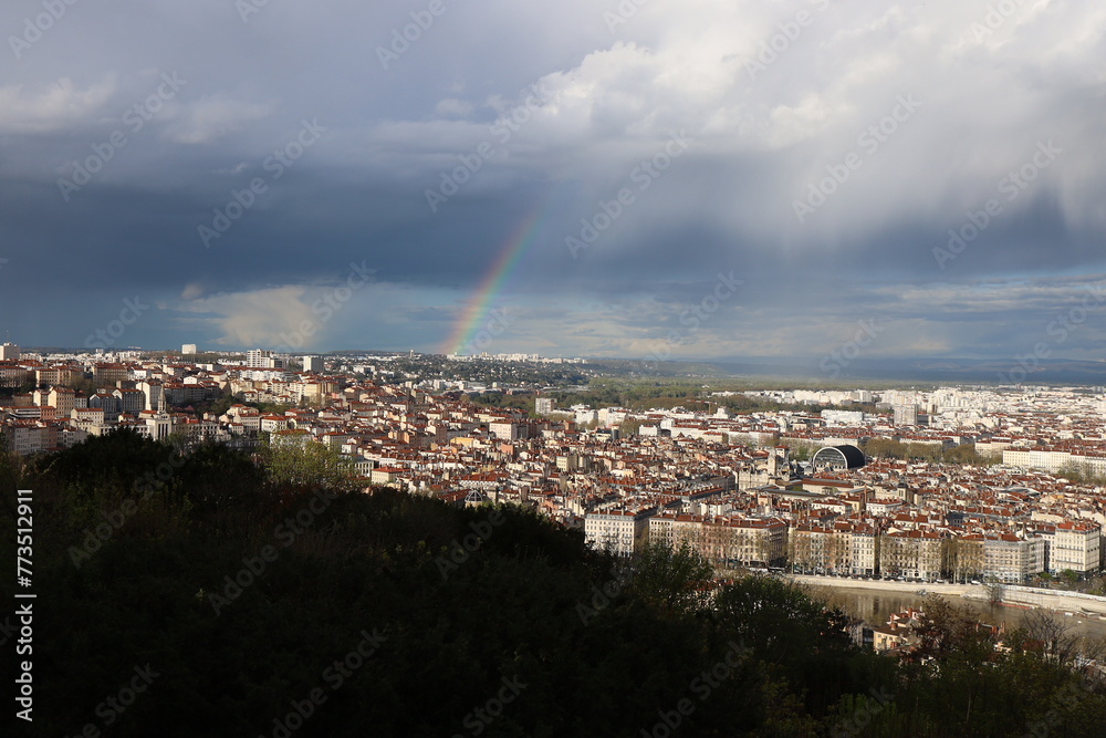 Arc en ciel au-dessus de la ville de Lyon, vue depuis la colline de Fourvière, ville de Lyon, département du Rhône, France