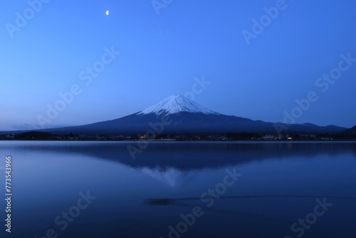 夜明け前の河口湖 © Shagaism