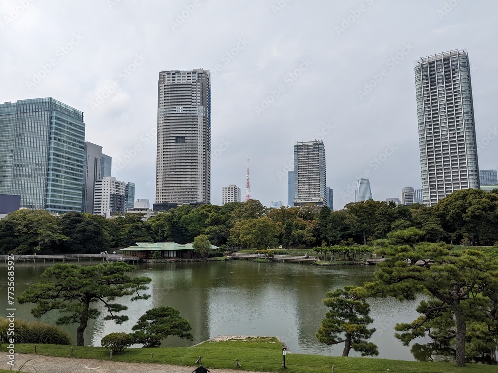 Obraz premium hama-rikyu gardens, these former imperial and shogunate gardens are a lesser-known oasis in the middle of the metropolis