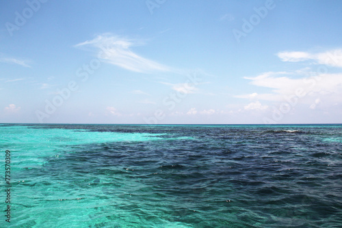 Mar color turquesa, con diferentes profundidades, diferentes tonos de colores. Riviera Maya, Quintana Roo, México