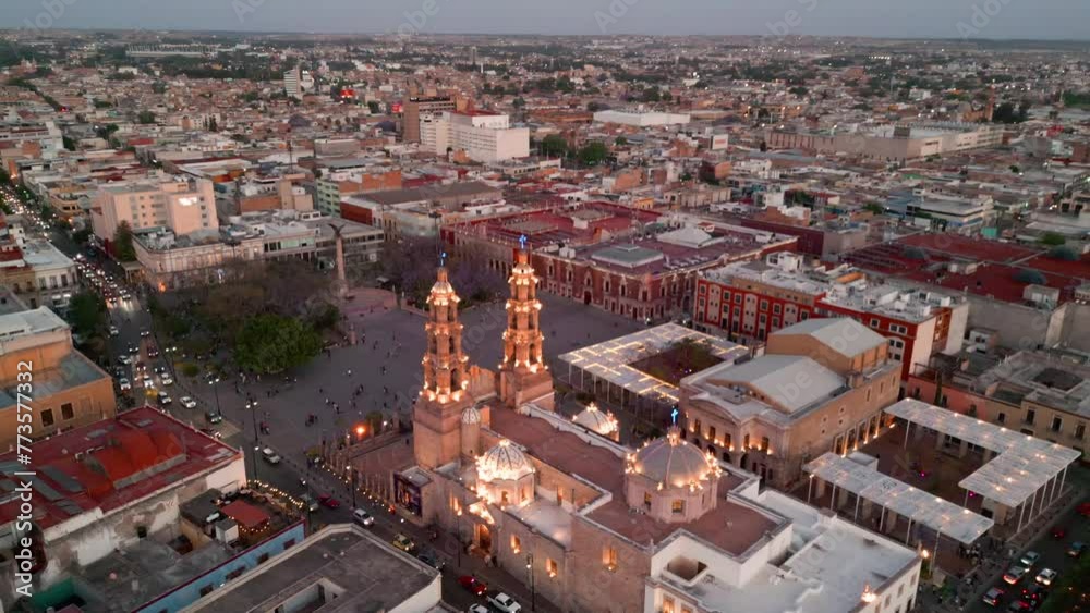 Vista aérea panorámica con dron de 180° en el centro de Aguascalientes, México durante el atardecer.