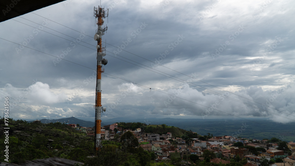 Obraz premium Rochas Paisagem Neblina Montanhas Natureza Amanhecer Serenidade Exploração Mistério Fotografia Ambiente Silhueta Viagem Céu Bruma Camadas Reflexão Beleza Vista Escarpas