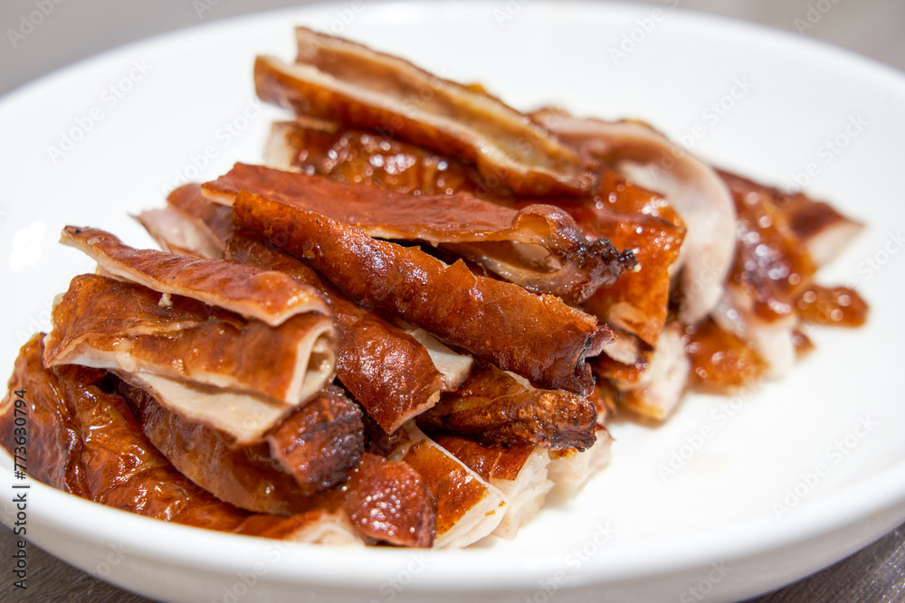 A plate of delicious deep-fried pork intestines, seven inches deep-fried A plate of delicious deep-fried pork intestines, seven inches deep-fried