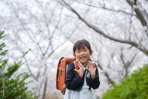 桜とランドセルの少女