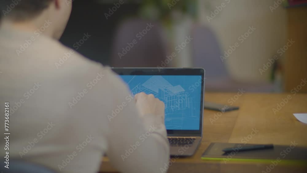 toma trasera de persona trabajando en computadora 