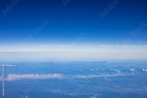 Flight - overlooking the sea of clouds © 江乐 陈