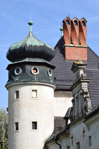 Kręcone kominy na zamku w Dąbrowie